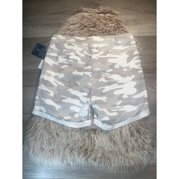 Democracy  New women’s camouflage high rise “ab” leisure shorts - Picture 10 of 10